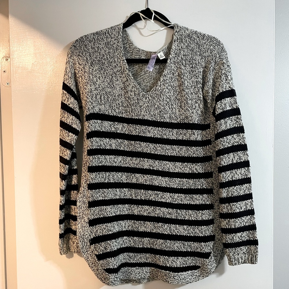 Francesca’s Women’s Long Sleeve Sweater with Slits on Hips